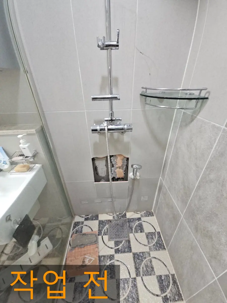 샤워실 벽타일 깨짐 부분교체로 해결하는 방법 — 시공 전