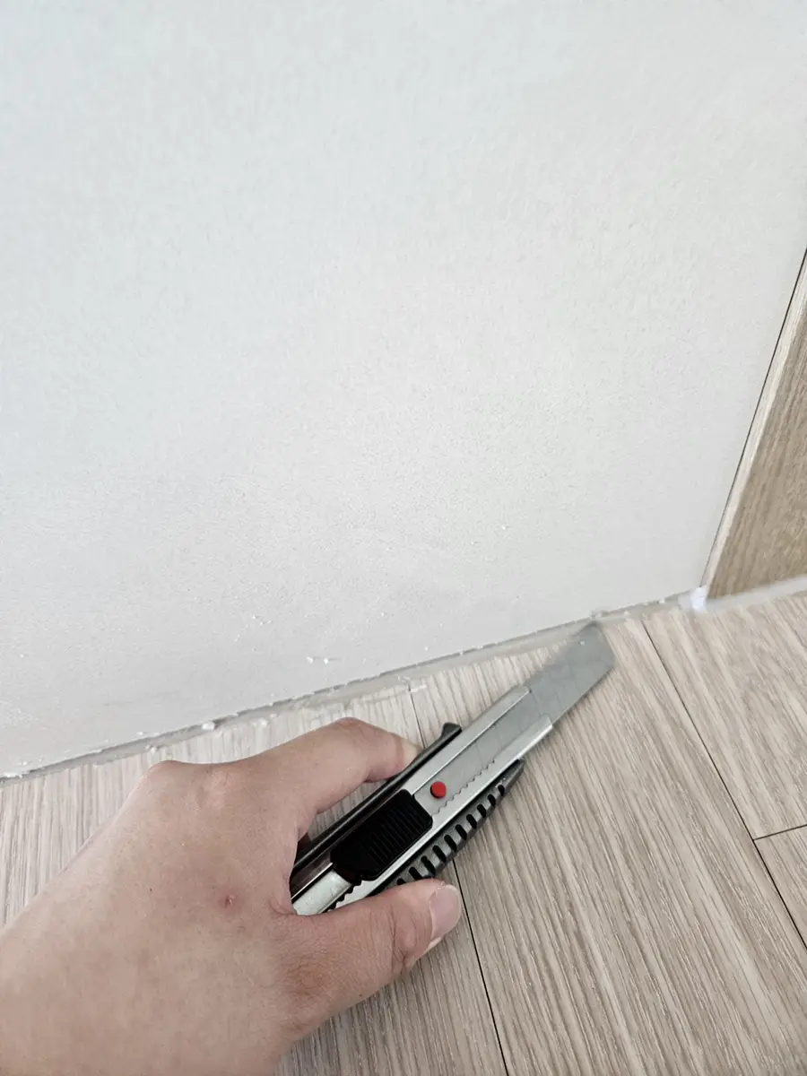 수원 거실 마루 걸레받이 실리콘 코킹 시공 사진 2